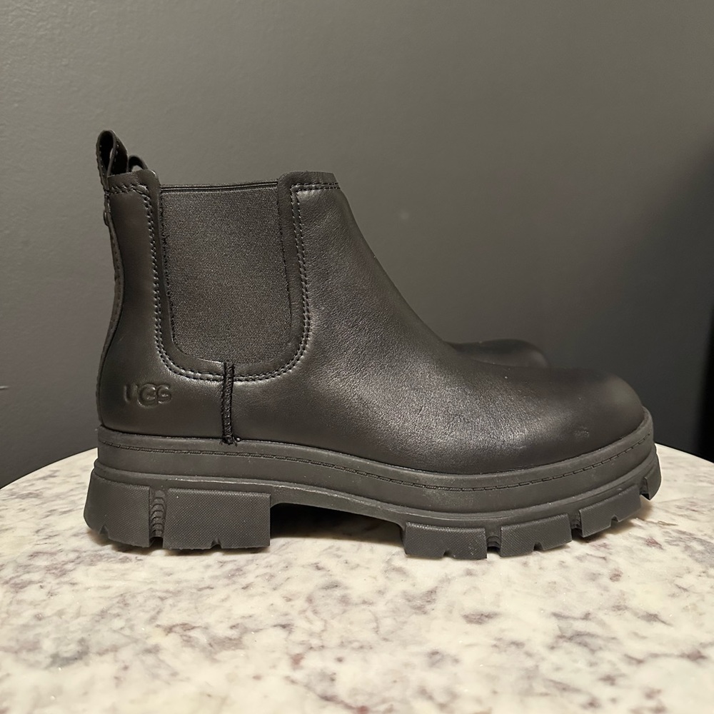 UGG Ashton Lug Sole Chelsea Boots Size 10